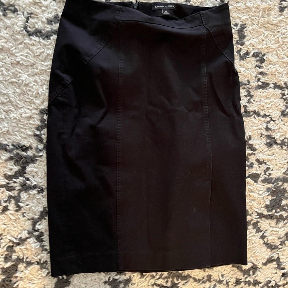 Black Banana Republic skirt inside zero with small classy slit